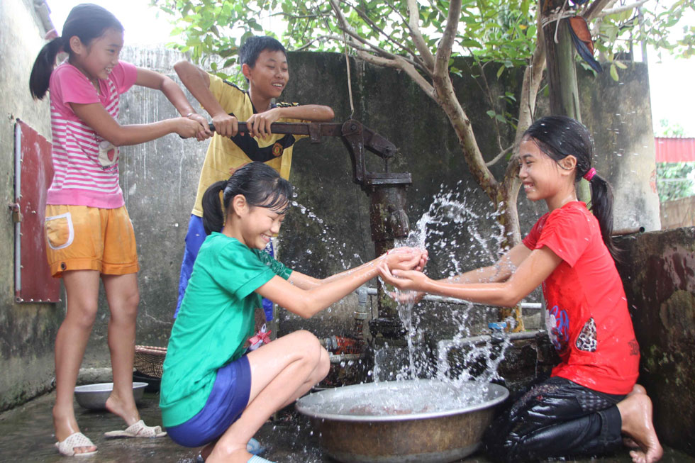 Thêm[-]1.550[-]hộ[-]dân[-]ở[-]nông[-]thôn[-]Trà[-]Vinh[-]được[-]sử[-]dụng[-]nước[-]sạch[-]